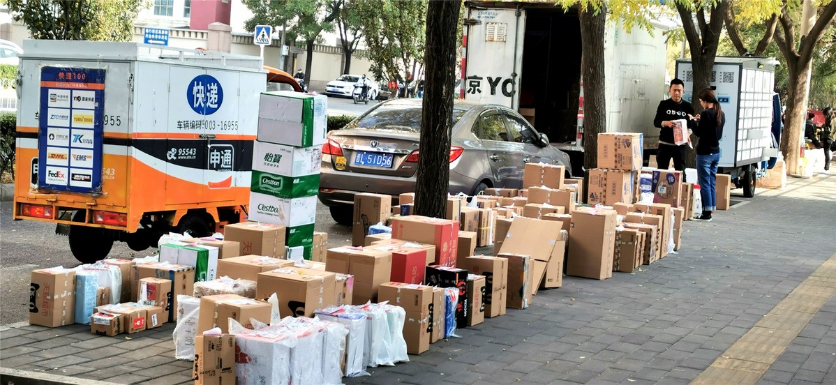Delivery parcels line a street in Beijing on Nov 12, the day following the annual Singles Day shopping spree. [Photo by Fu Jing/chinadaily.com.cn]