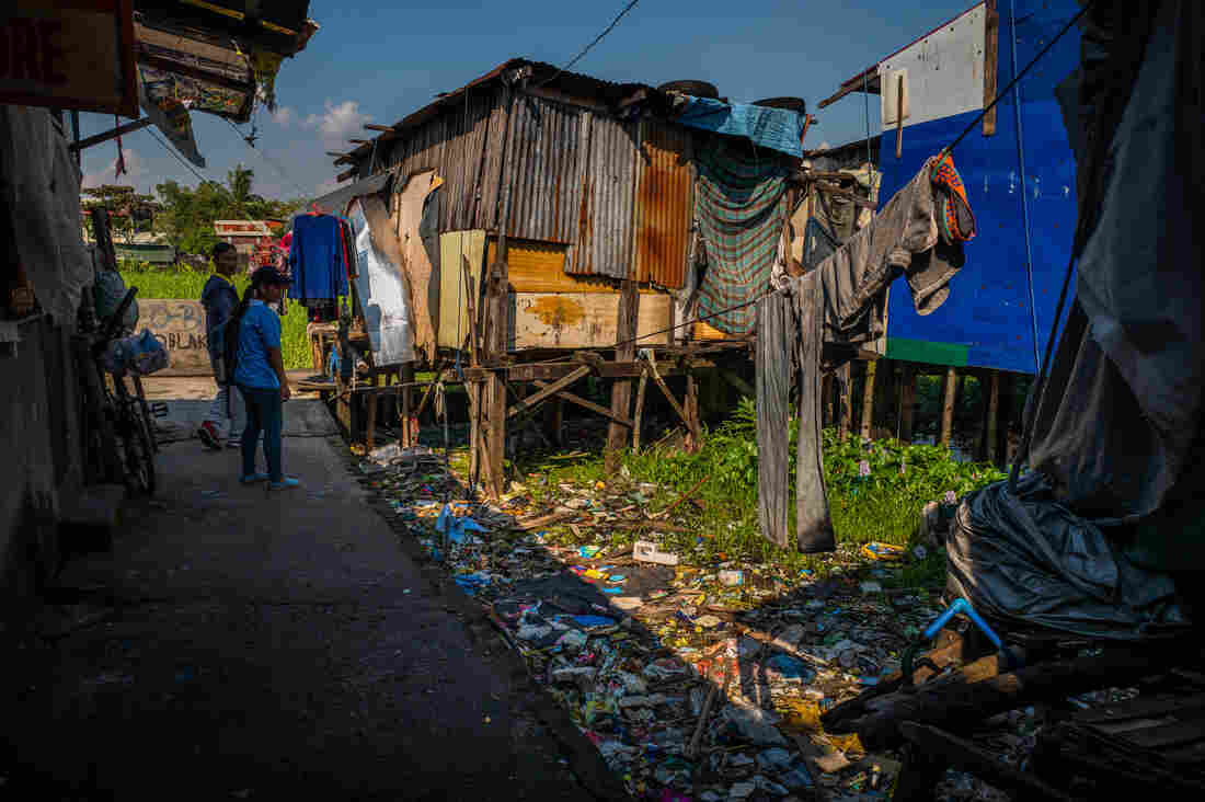 plastic-garbage-waste-community-philippines